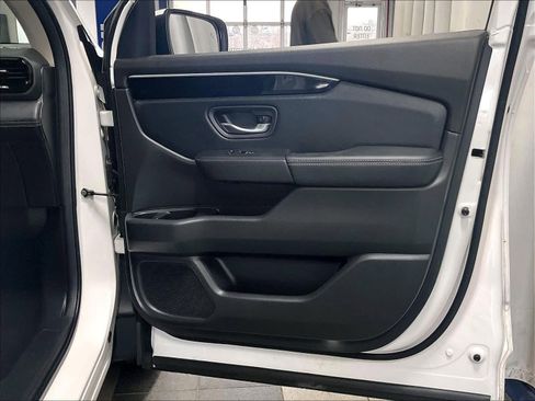 Used 2024 Honda Pilot Touring image 12