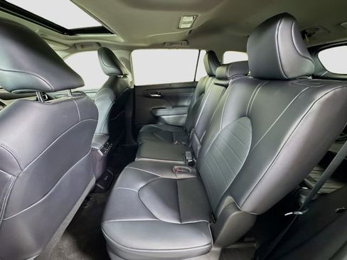Certified 2023 Toyota Highlander XLE image 27