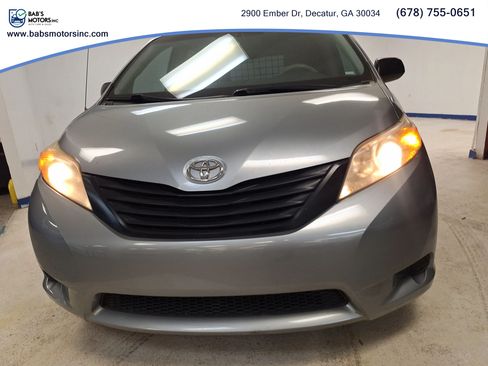 Used 2011 Toyota Sienna FWD image 2