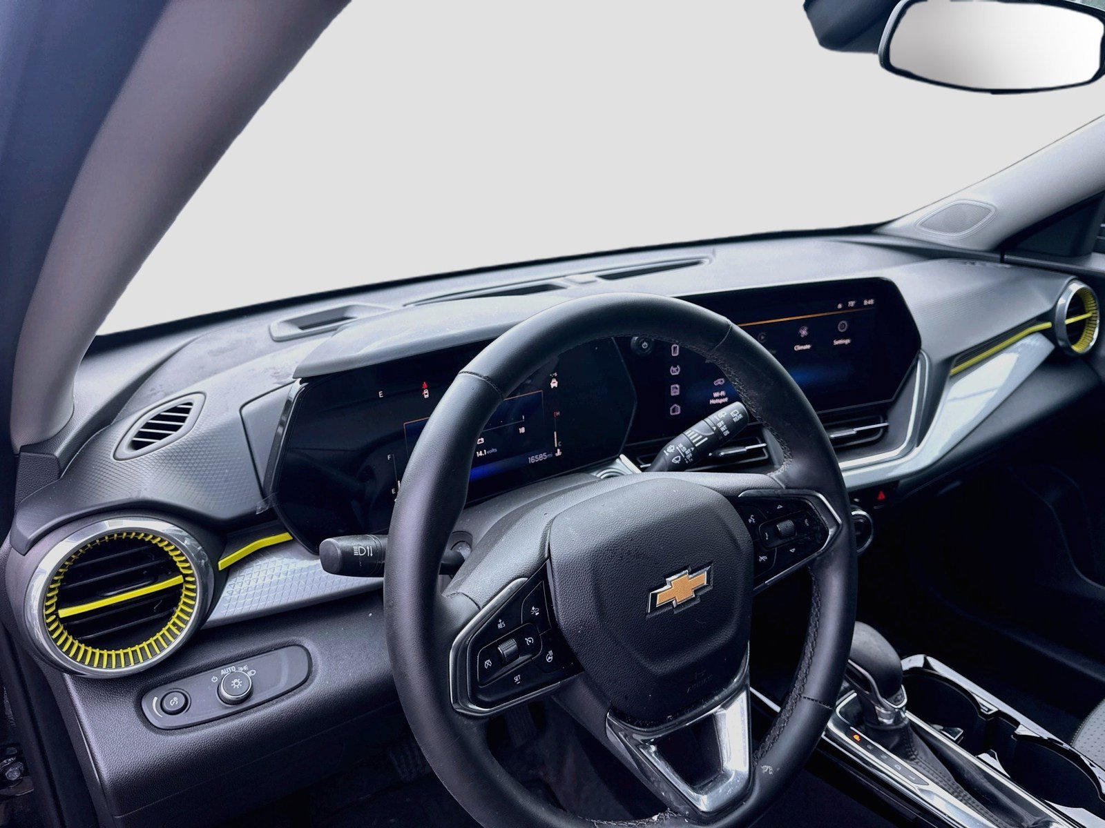 Used 2024 Chevrolet Trax LT w/ LT Convenience Package FWD image 9