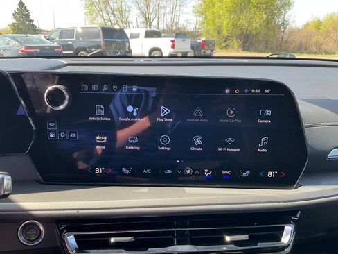 Used 2025 Chevrolet Traverse LT AWD/4WD image 12