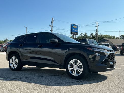 Used 2024 Chevrolet Trax LS FWD image 1
