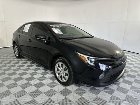 Used 2023 Toyota Corolla LE image 2