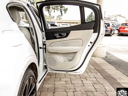 Used 2023 Volvo S60 T8 Plus image 39