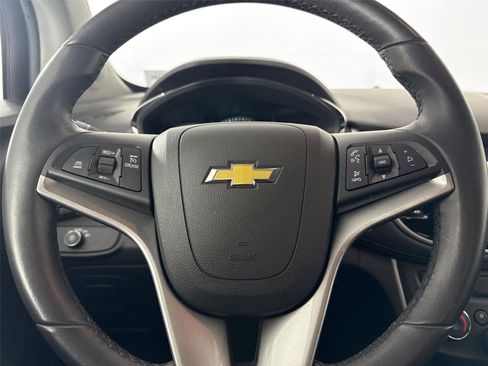 Used 2022 Chevrolet Trax LT w/ LT Convenience Package image 15