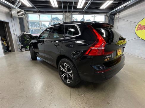 Used 2022 Volvo XC60 B5 Momentum w/ Climate Package AWD/4WD image 3