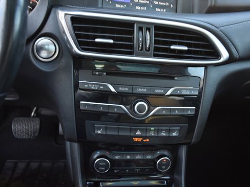 Used 2017 INFINITI QX30 Premium w/ Navigation Package image 22