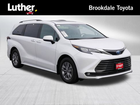 Certified 2025 Toyota Sienna XLE w/ XLE Plus Package image 1