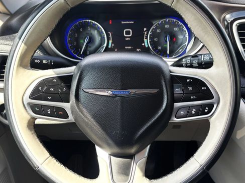 Used 2018 Chrysler Pacifica Limited w/ Advanced Safetytec Group FWD image 15