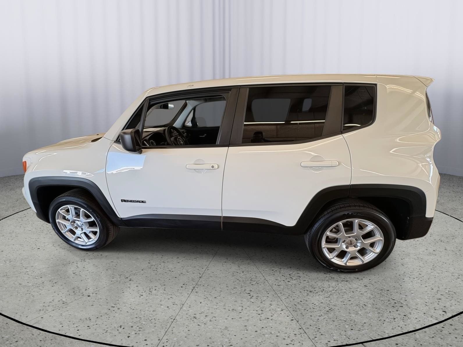 Used 2023 Jeep Renegade Latitude AWD/4WD image 2