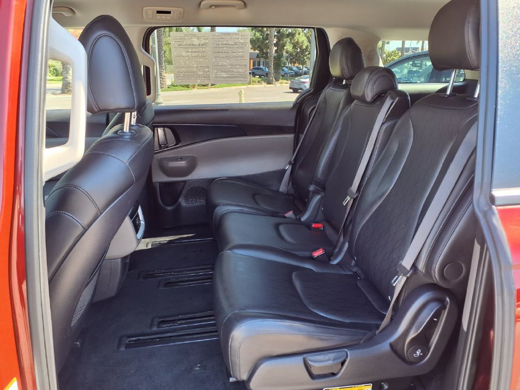 Certified 2025 Kia Carnival FWD image 11