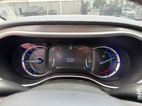 Used 2024 Chrysler Pacifica Limited FWD image 16