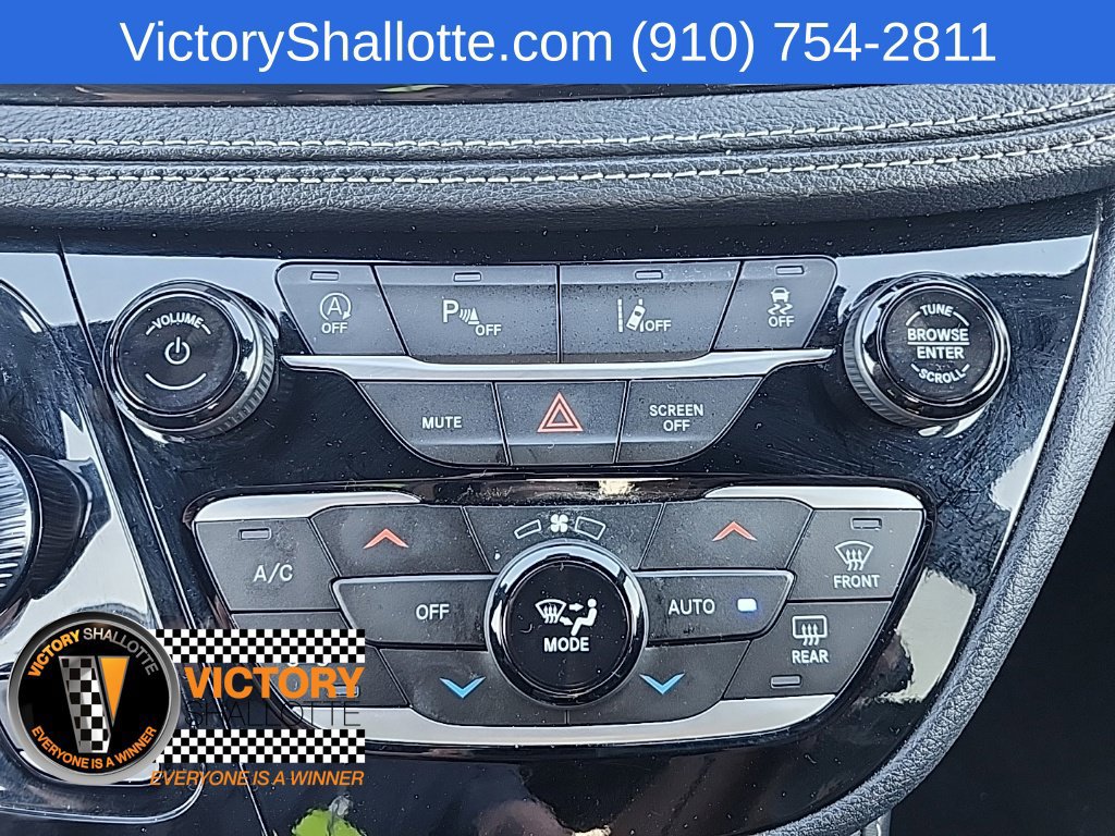 Used 2025 Chrysler Pacifica Limited FWD image 9