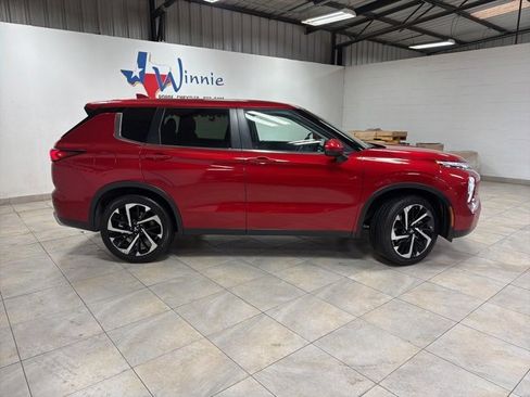 Used 2024 Mitsubishi Outlander SE image 2