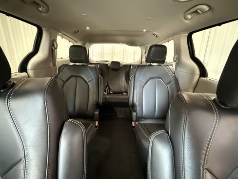 Used 2022 Chrysler Pacifica Touring-L FWD image 24