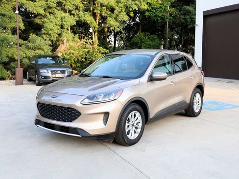 Used 2020 Ford Escape SE image 3