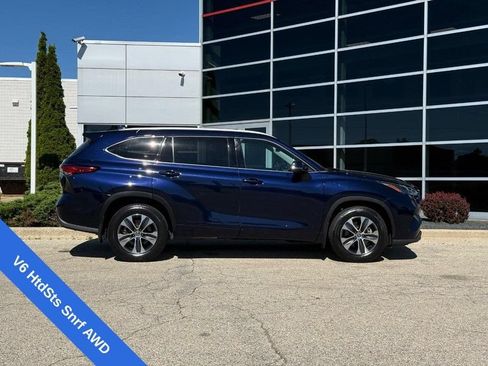 Used 2022 Toyota Highlander XLE AWD/4WD image 2
