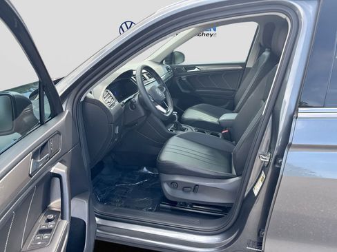 Used 2022 Volkswagen Tiguan SE w/ Panoramic Sunroof Package FWD image 10