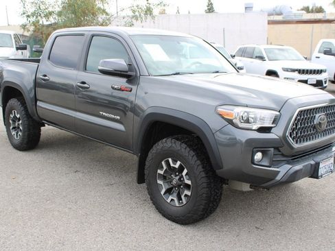 Used 2017 Toyota Tacoma TRD Off-Road image 3