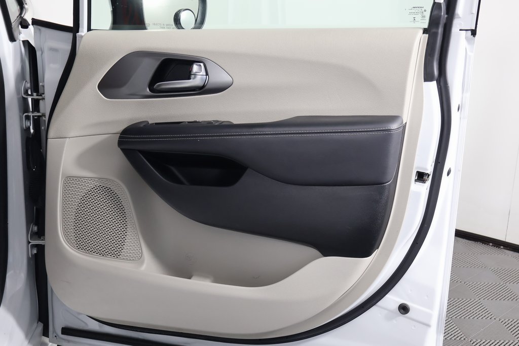 Used 2023 Chrysler Pacifica Touring-L FWD image 14