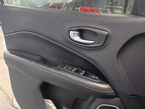 Used 2017 Jeep Compass Latitude FWD image 8