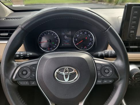 Used 2021 Toyota RAV4 XLE Premium FWD image 29