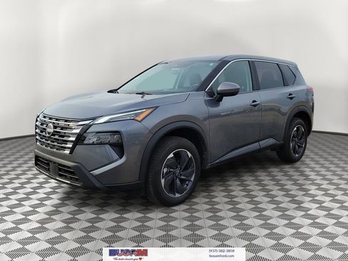 Used 2025 Nissan Rogue SV image 2