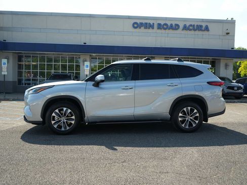 Used 2022 Toyota Highlander XLE AWD/4WD image 4