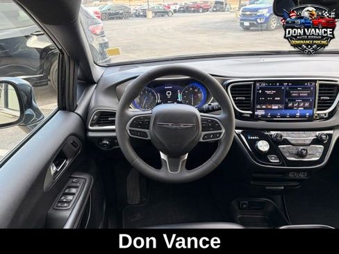 Used 2025 Chrysler Pacifica Select image 13