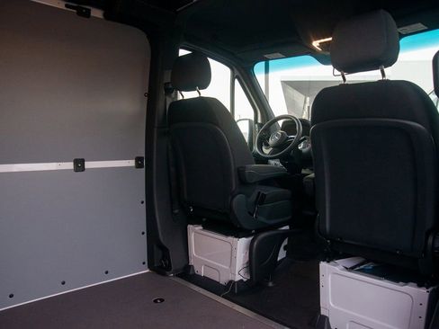 Used 2025 Mercedes-Benz Sprinter 2500 image 41