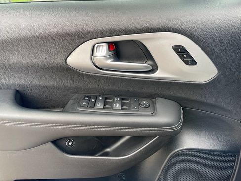 Used 2024 Chrysler Pacifica Limited FWD image 14