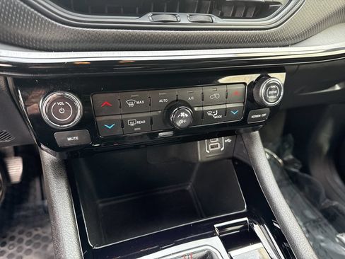 Used 2025 Jeep Compass Trailhawk AWD/4WD image 17