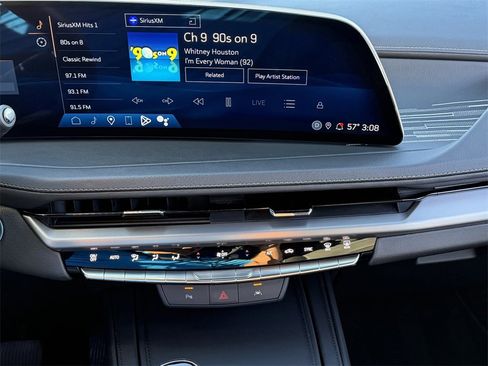 Used 2024 Cadillac XT4 Premium Luxury image 17