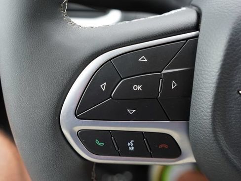Used 2025 Chrysler Pacifica Select AWD/4WD image 35