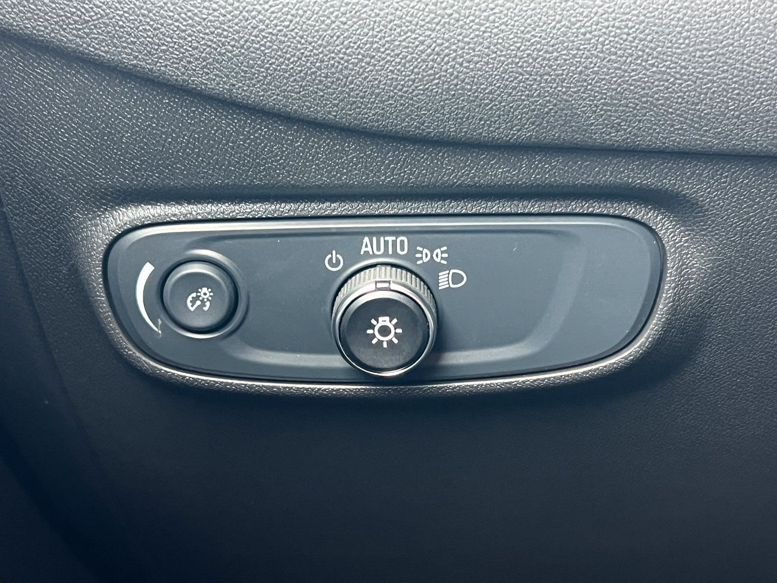 Used 2024 Chevrolet Equinox LT FWD image 16