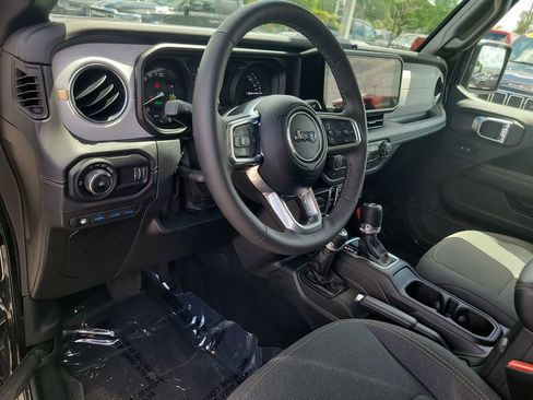 Used 2025 Jeep Wrangler Unlimited Sahara image 17