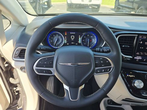 Used 2023 Chrysler Pacifica Touring-L FWD image 22