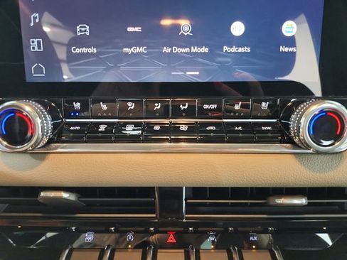 Used 2025 GMC Canyon Denali AWD/4WD image 34