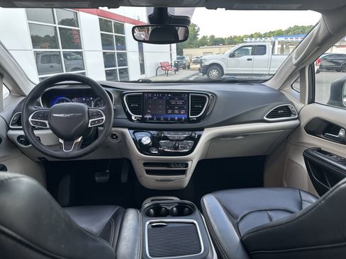 Used 2023 Chrysler Pacifica Touring-L FWD image 24