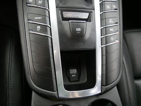 Used 2018 Porsche Macan image 30