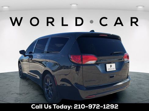 Used 2020 Chrysler Pacifica Touring w/ S Appearance Package FWD image 13