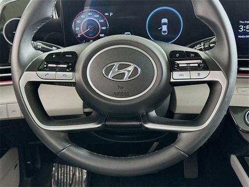 Used 2023 Hyundai Elantra Limited image 13
