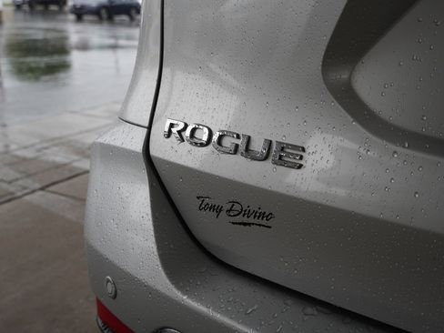 Used 2020 Nissan Rogue SV image 14