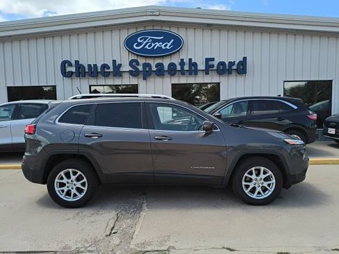Used 2015 Jeep Cherokee Latitude w/ Comfort/Convenience Group AWD/4WD image 3