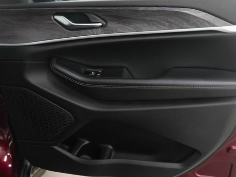 Used 2023 Jeep Grand Cherokee Limited image 9