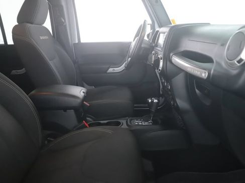 Used 2018 Jeep Wrangler Unlimited Sahara w/ Connectivity Group AWD/4WD image 25