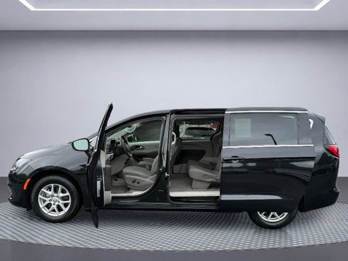 Used 2018 Chrysler Pacifica Touring FWD image 23