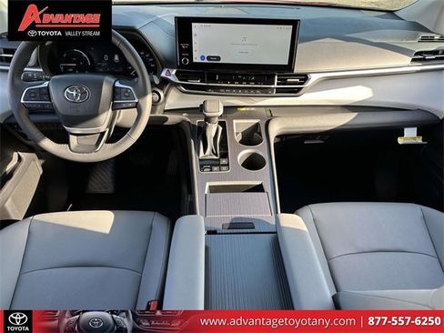 Used 2025 Toyota Sienna XLE image 17