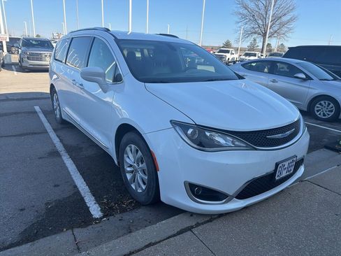 Used 2018 Chrysler Pacifica Touring-L image 1