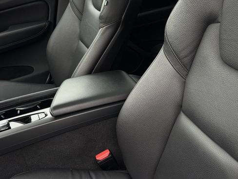 Used 2023 Volvo XC60 B5 Plus image 22